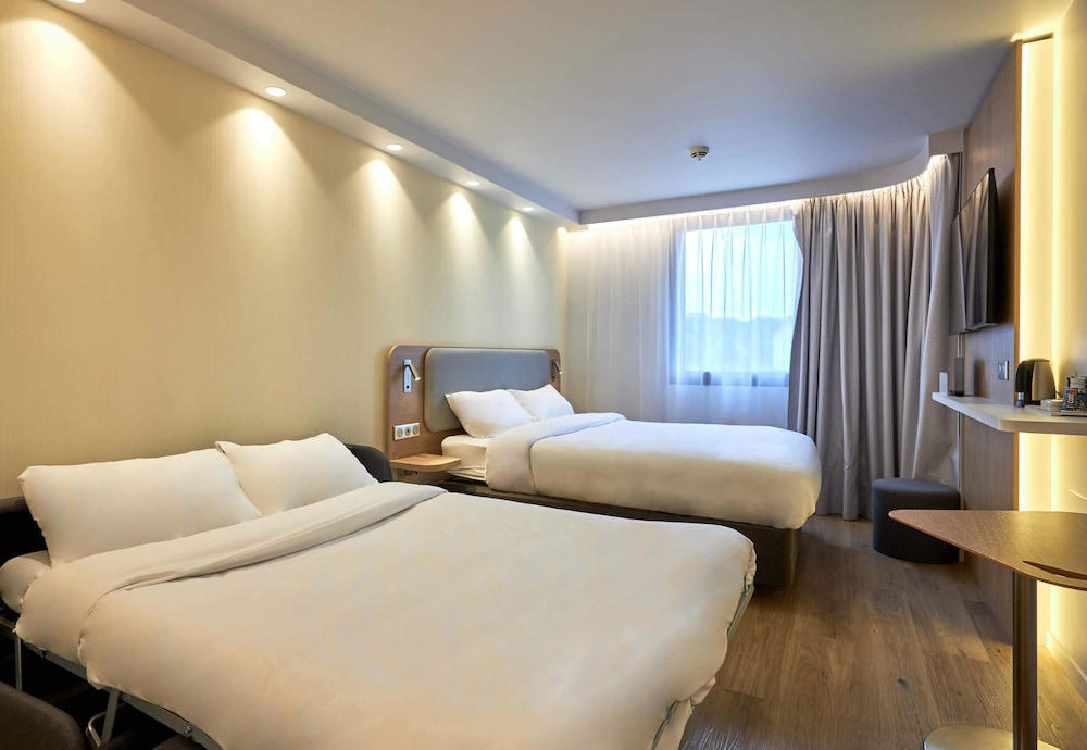 Family Room, 1 Queen Bed with Sofa bed photo 1