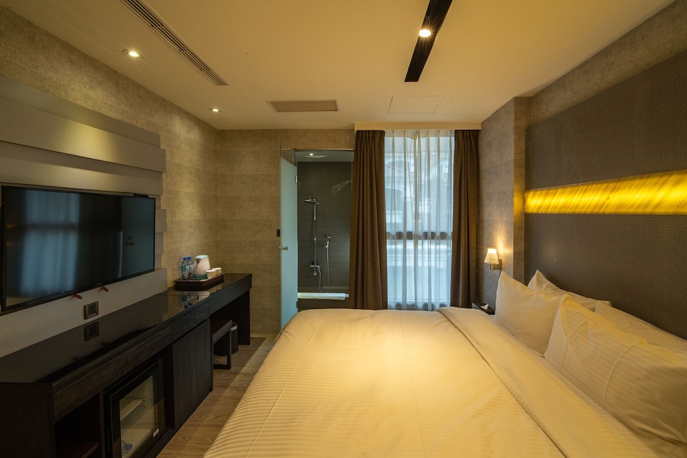 Deluxe Double Room, 1 Queen Bed, City View, photo 6