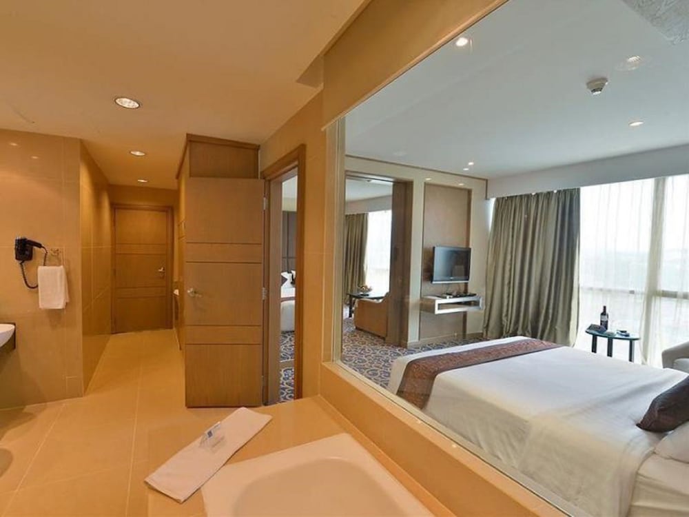 Suite - Photo 3