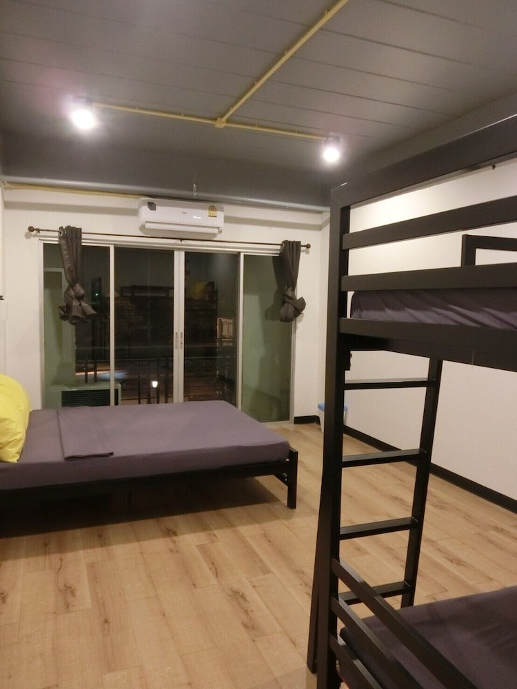 Family Room with Shared Bathroom photo 2