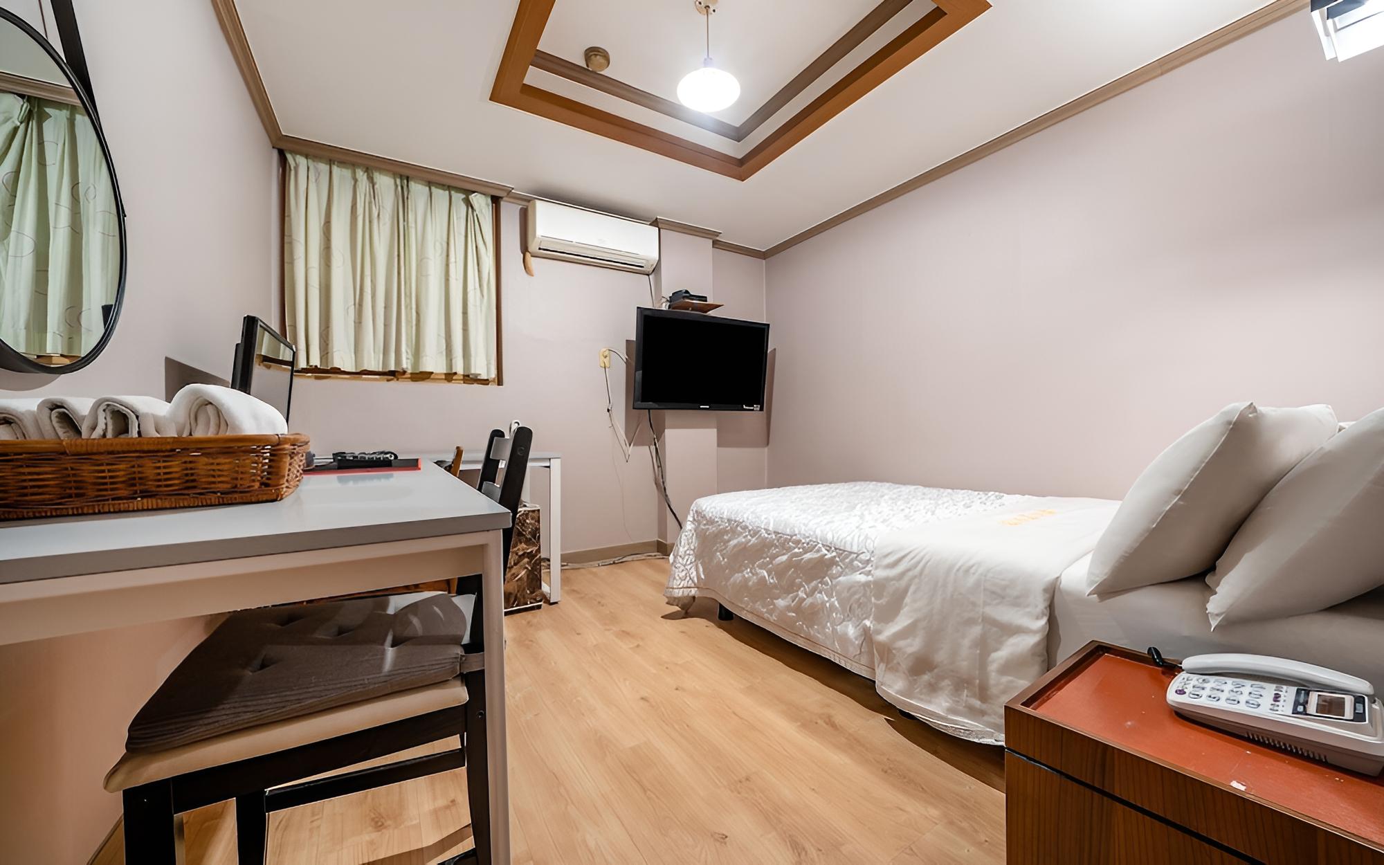 Room (Standard Room (5 OTT channels includi) photo 1