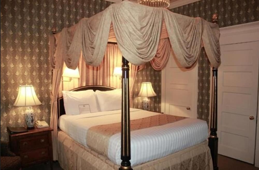 Junior Queen Suite - Photo 2