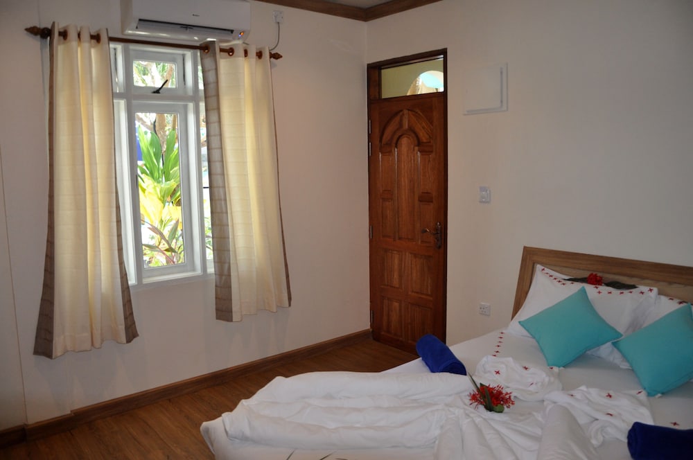 Deluxe Quadruple Room, 1 Bedroom, Non Smoking, Bathtub