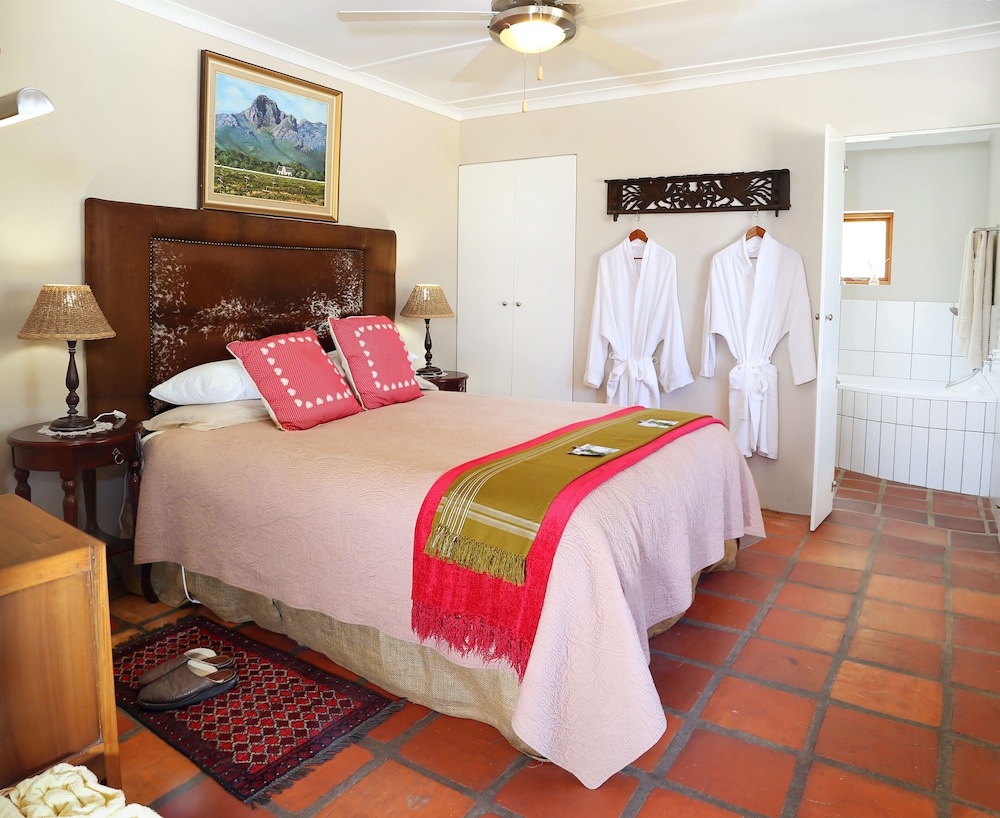 Luxury Cottage, 1 Bedroom, Mountain View (Small cottage: Guineau Fowl) photo 2