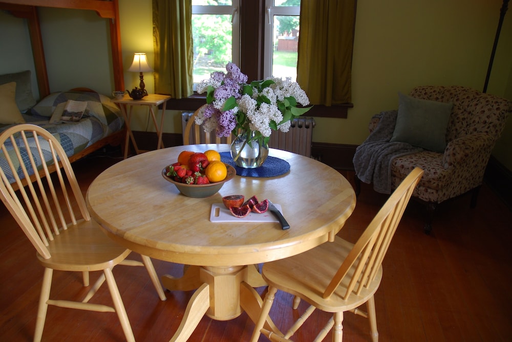 Comfort Studio, Multiple Beds, Non Smoking, Kitchen (VICTORIA SUITE - UPPER LEVEL VIEW) photo 3