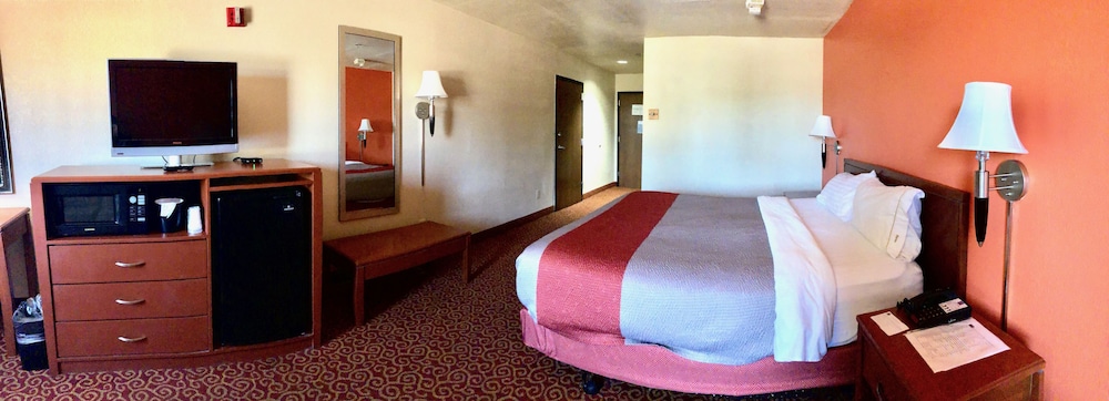 Deluxe Room, 1 King Bed, Non Smoking, Refrigerator & Microwave - Photo 2