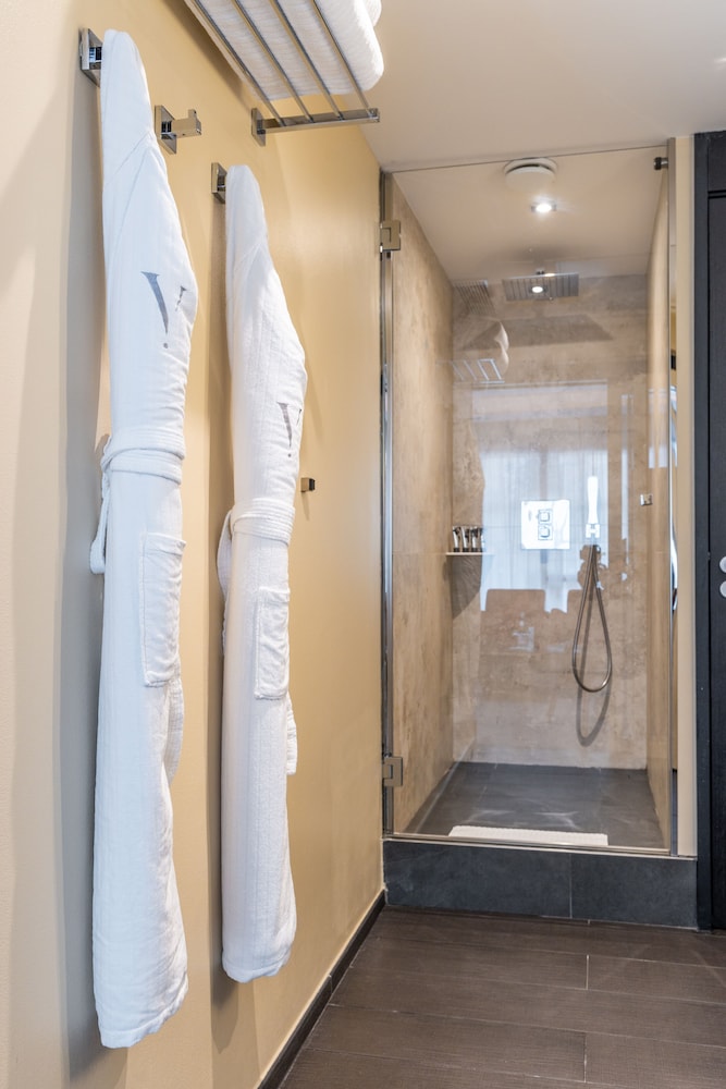 Deluxe Room - Photo 5