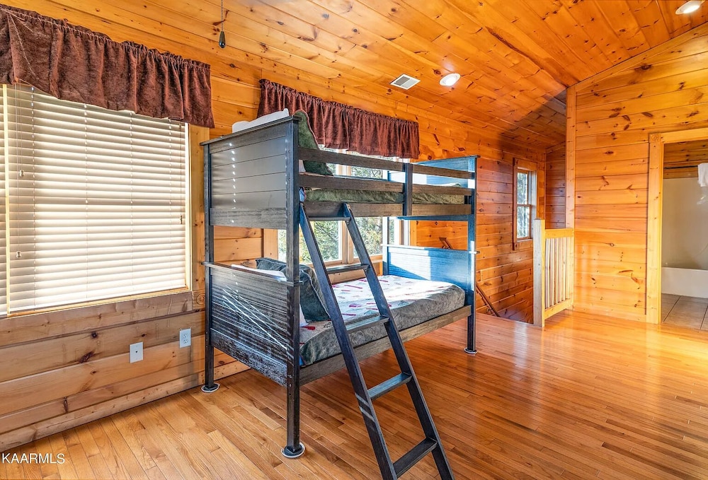 Cabin, 3 Twin Beds (Smoky Pleasure Views #3737)