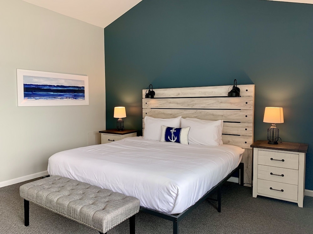 Standard Room, 1 King Bed, Balcony, Pool View (Anchor Building) photo 1