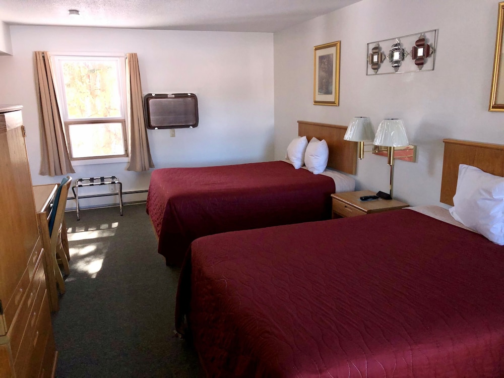 Standard Room, 2 Queen Beds, Main Floor