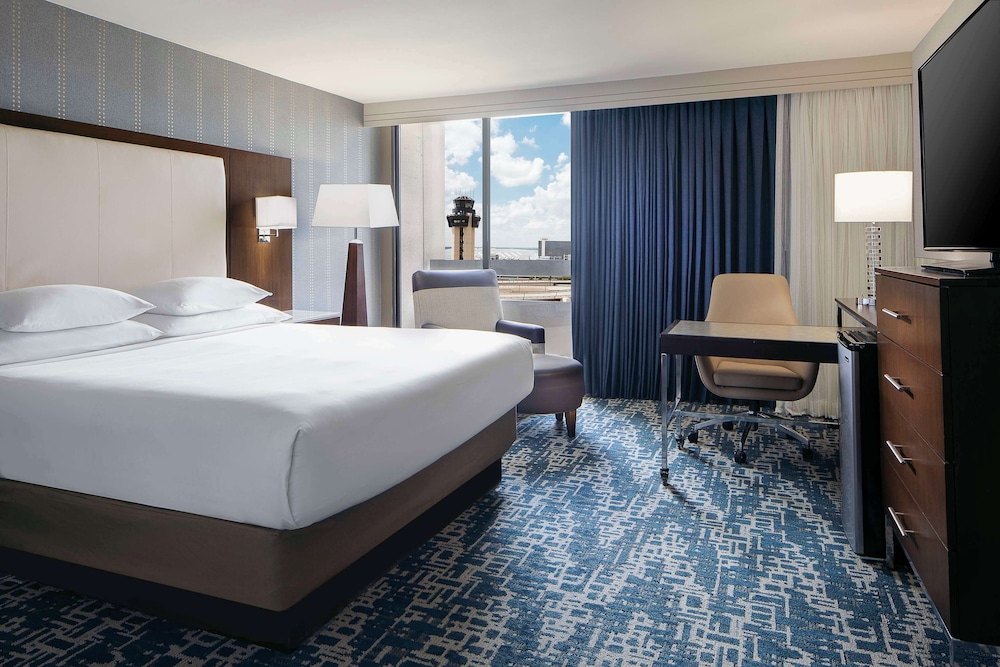 Room, 1 King Bed (Runway View) - Photo 1
