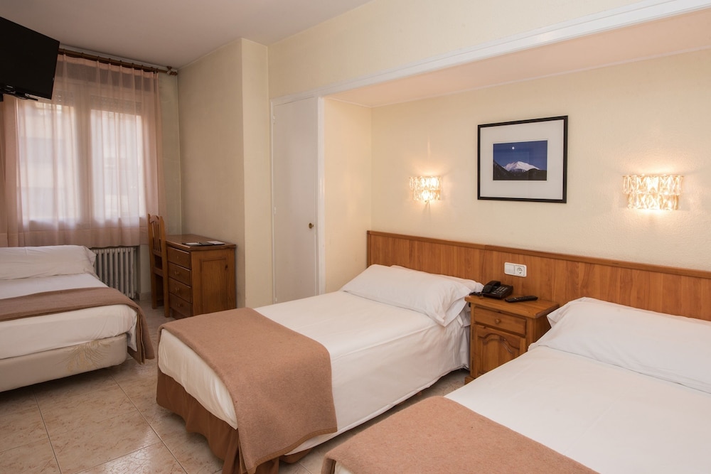 Room with Forfait included in Grandvalira, 2 Adults and 1 Child photo 2