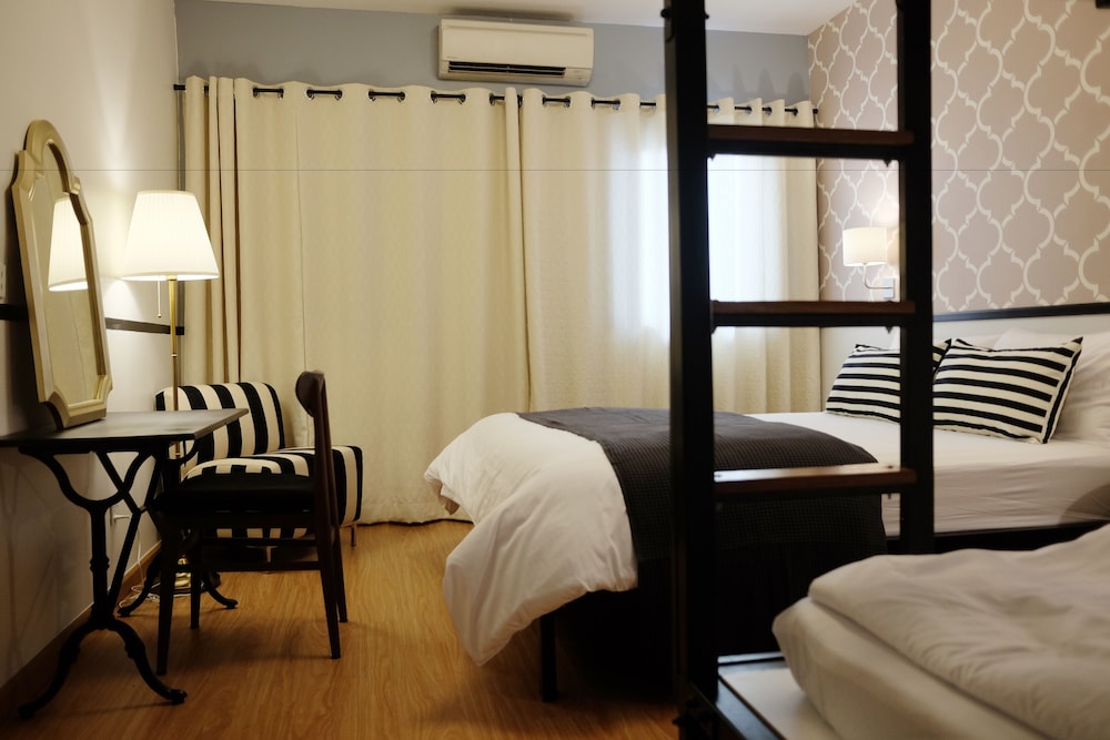 Deluxe Quadruple Room, Multiple Beds, 2 Bathrooms photo 3