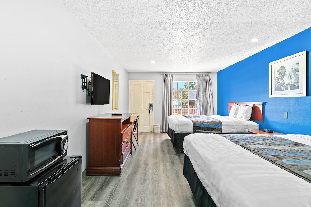 Room, 2 Queen Beds, Smoking photo 3
