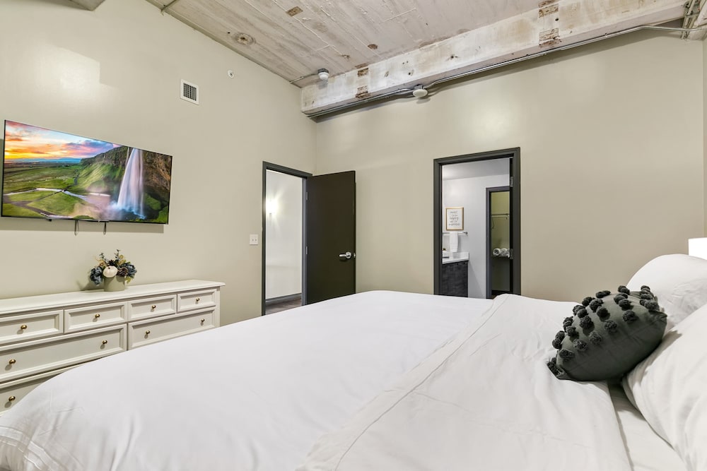 Signature Loft, 3 Bedrooms, 2 Bathrooms, City View - Photo 4