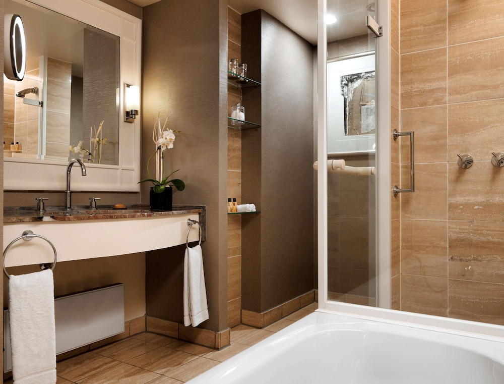 Room, 2 Queen Beds (Club Access) thumbnail 6