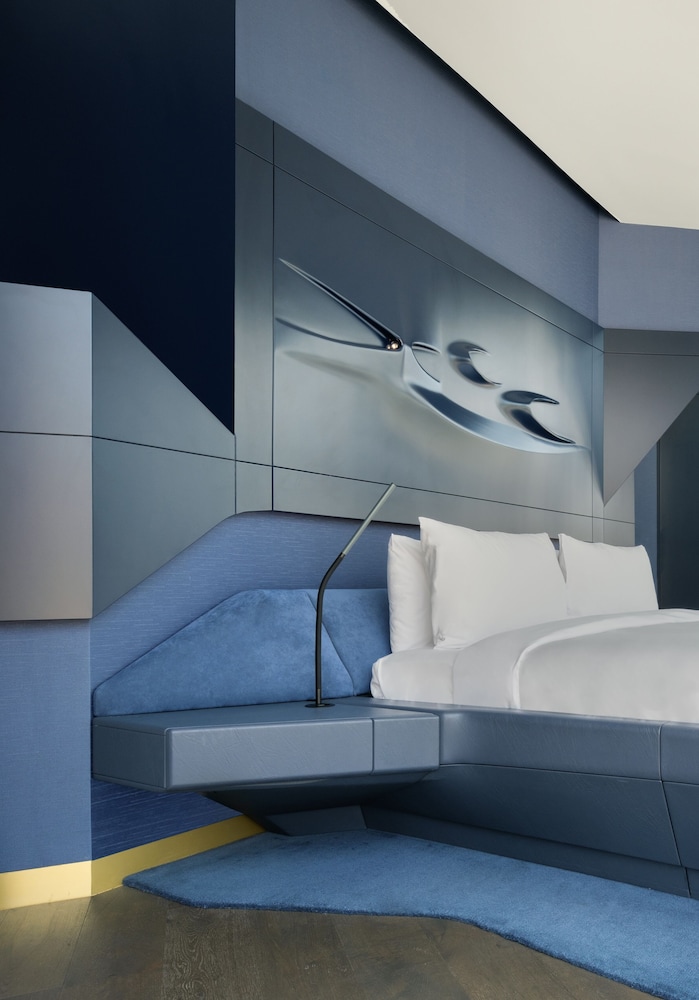 Suite (Ultimate ME, Lounge & Jacuzzi, 2+1)
