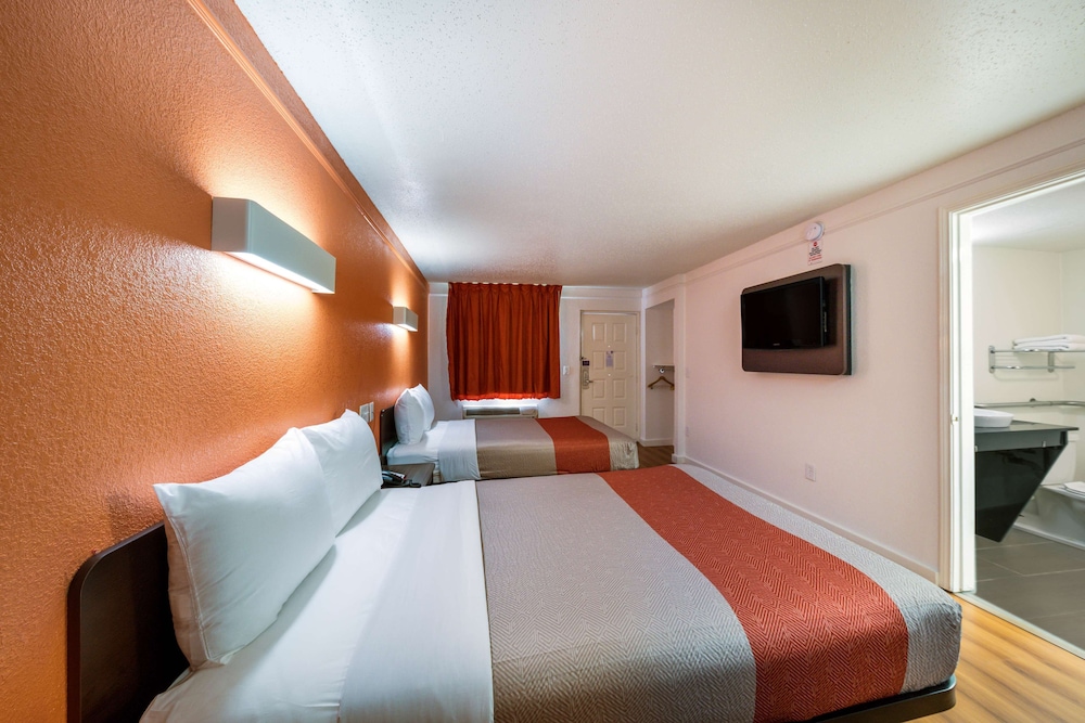 Standard Room, 2 Double Beds, Smoking - Photo 2