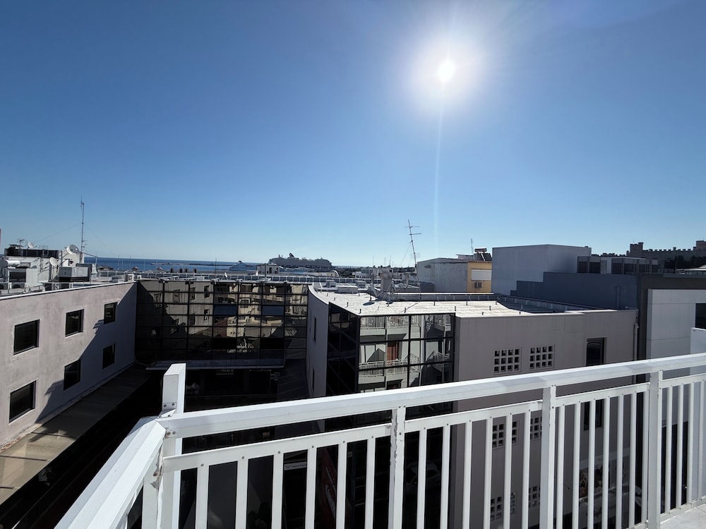 Family Room with City & Sea view - Photo 9