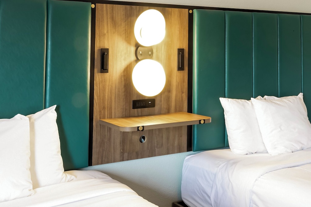 Room, 1 King Bed, Non Smoking - Photo 5