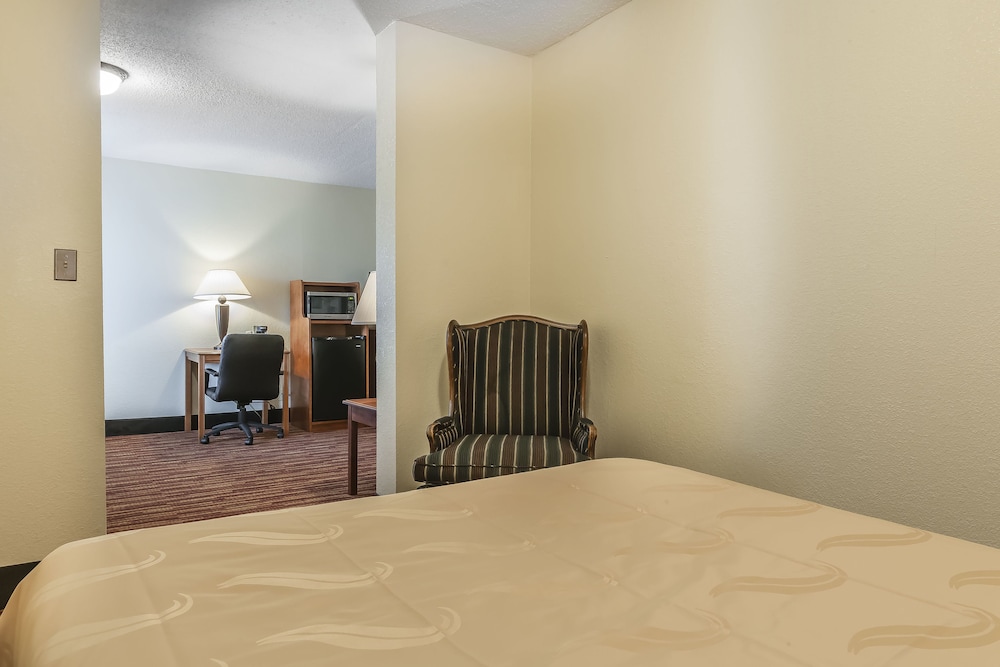 1 Double Bed, Suite, Nonsmoking, Upgrade photo 3