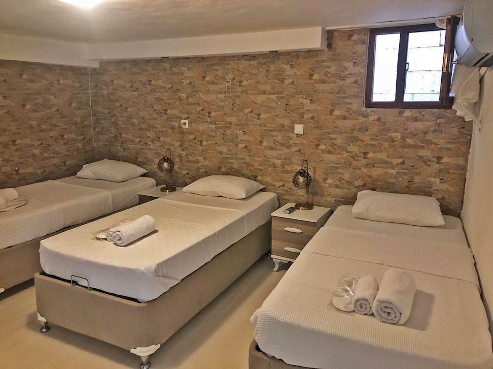Economy Triple Room photo 2