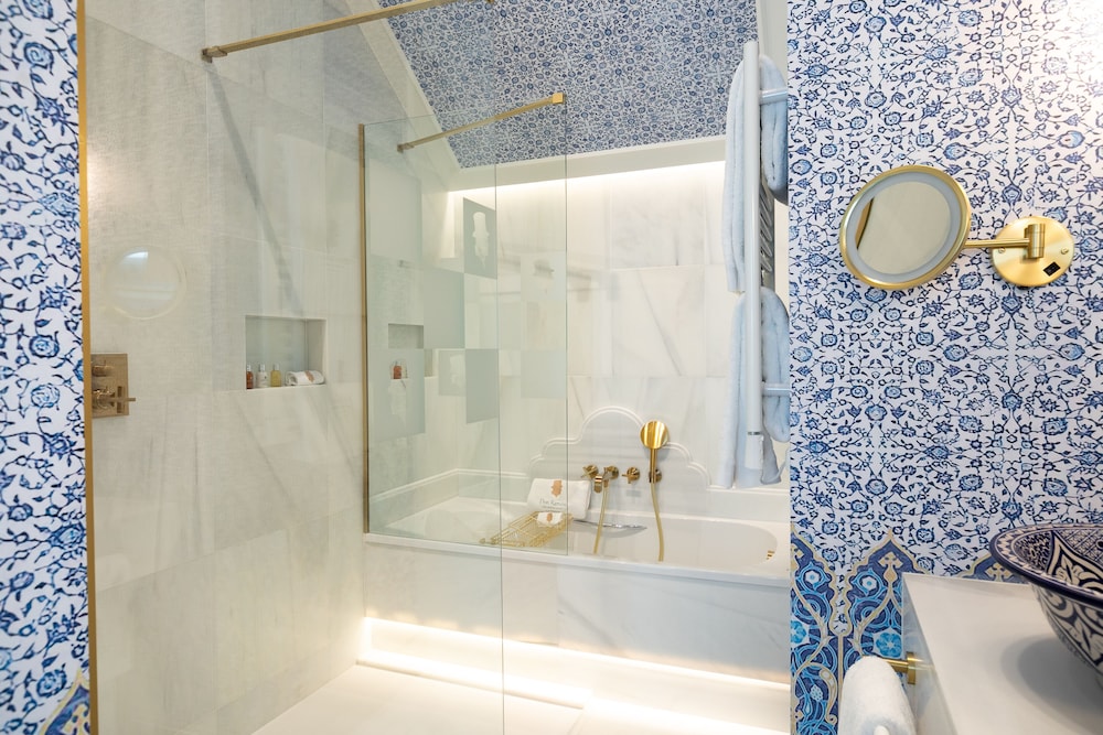Luxury Suite - Photo 19