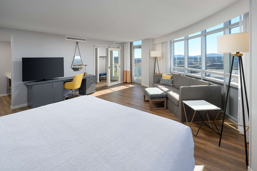 Executive Suite, 1 King Bed, Balcony - Photo 2