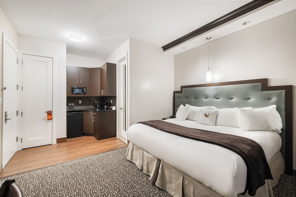 King Bed Corner Room - Photo 2