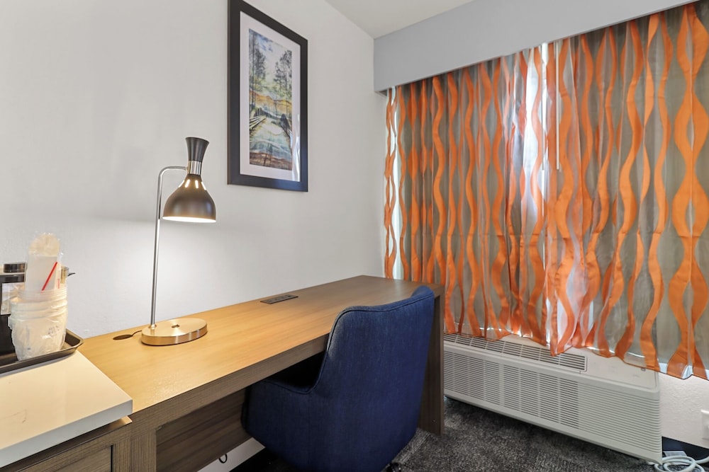 Room, 1 King Bed, Non Smoking - Photo 2