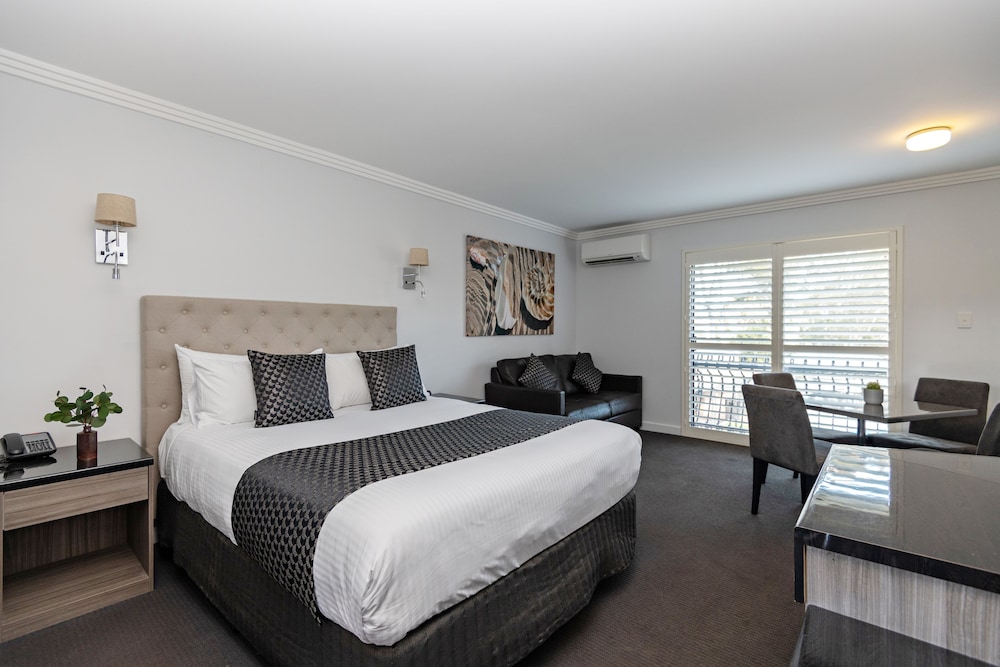 Junior Suite, 2 Bedrooms, Jetted Tub, Garden View, Free Wi-Fi & Parking photo 2