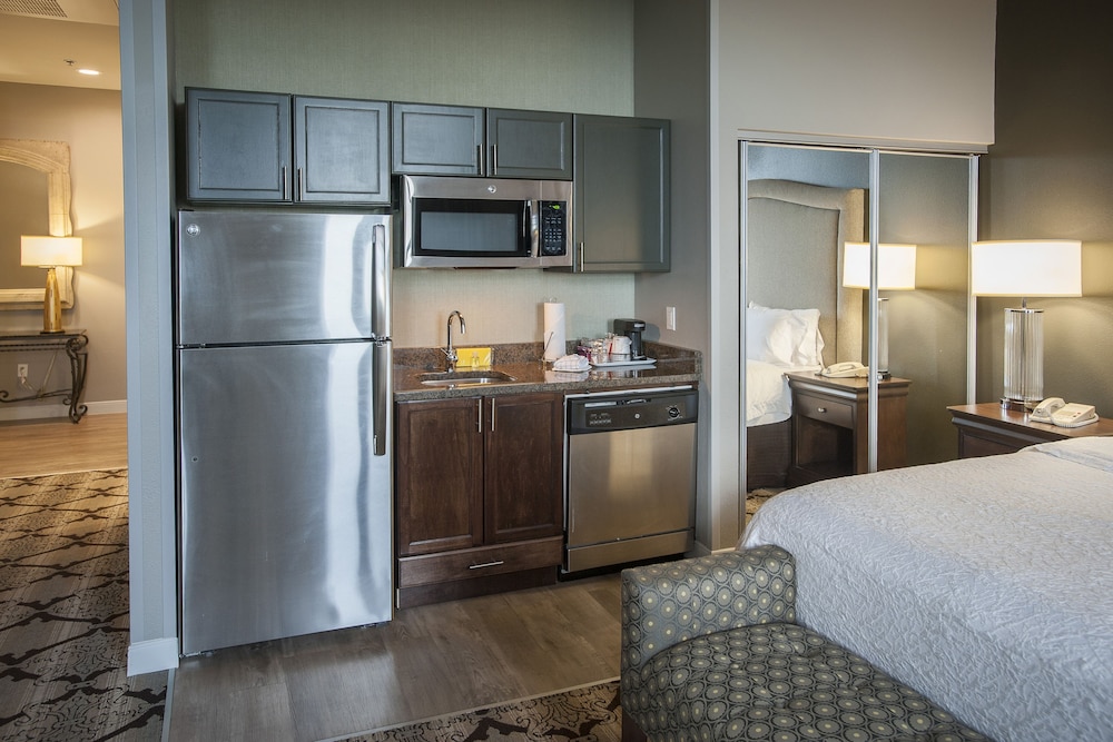Studio suite with king bed - Photo 4