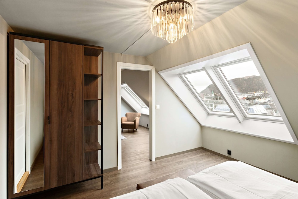 Deluxe Room, 2 Twin Beds, Non Smoking (with Sofabed) photo 3