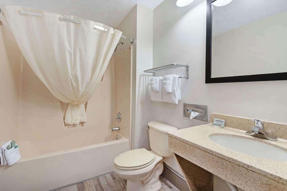 Standard Room, 1 Queen Bed, Non Smoking, Refrigerator & Microwave (Small Room) - Photo 4