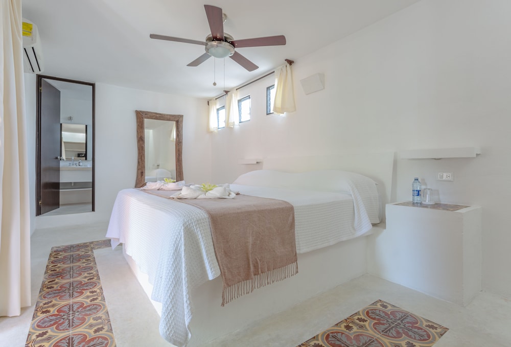 Suite, 1 King Bed, Garden View - Photo 1