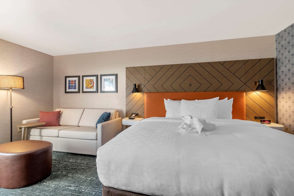 Standard Room, 1 King Bed, Walk In Shower, Non Smoking - Photo 6