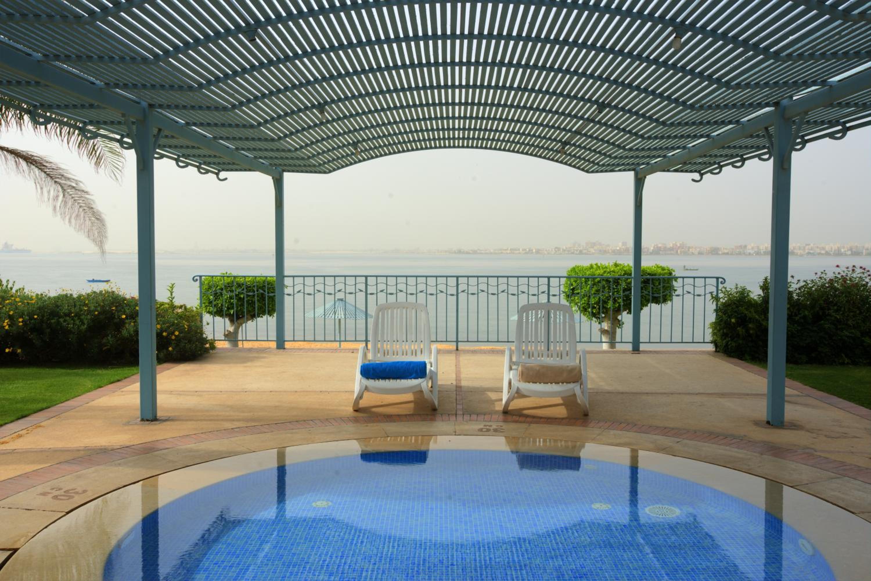 Standard Twin Room with Lake View - Photo 6