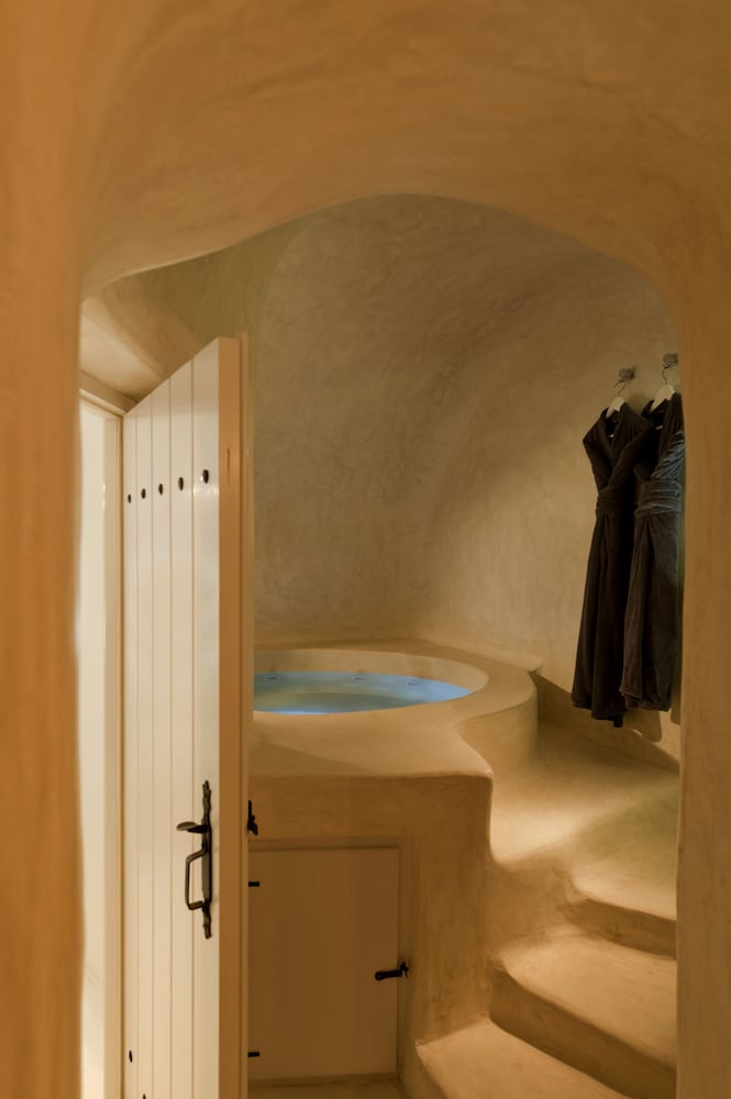Poolfront Suite with Indoor Hot tub Caldera View - Photo 4
