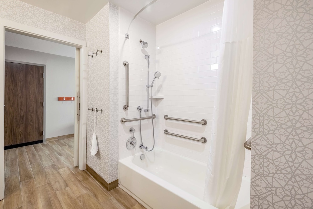 Room, 2 Queen Beds, Accessible, Bathtub - Photo 5