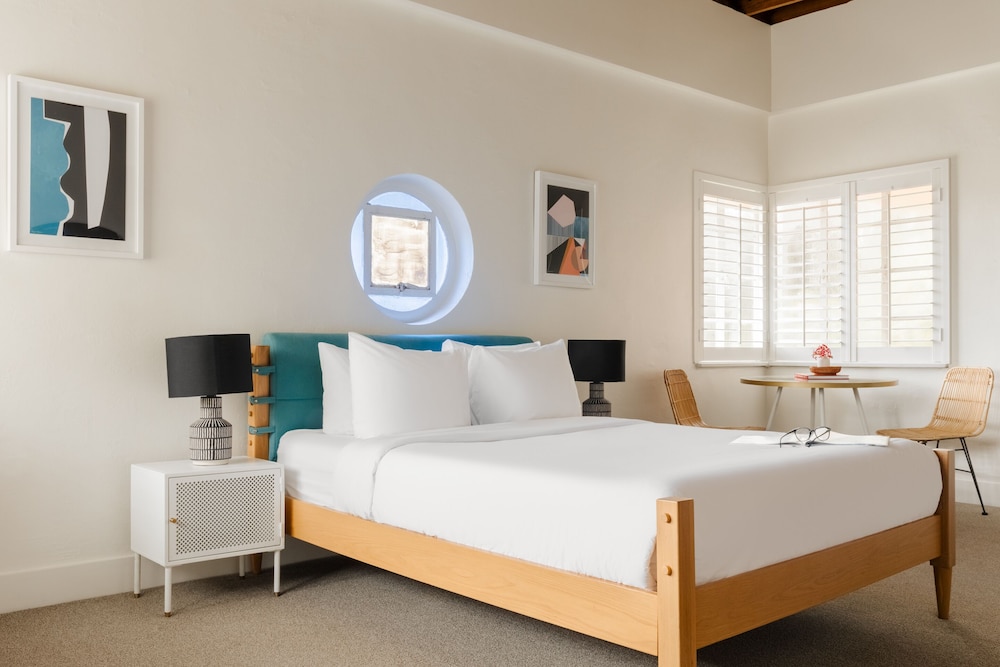 Deluxe Room, 1 Queen Bed, Kitchenette