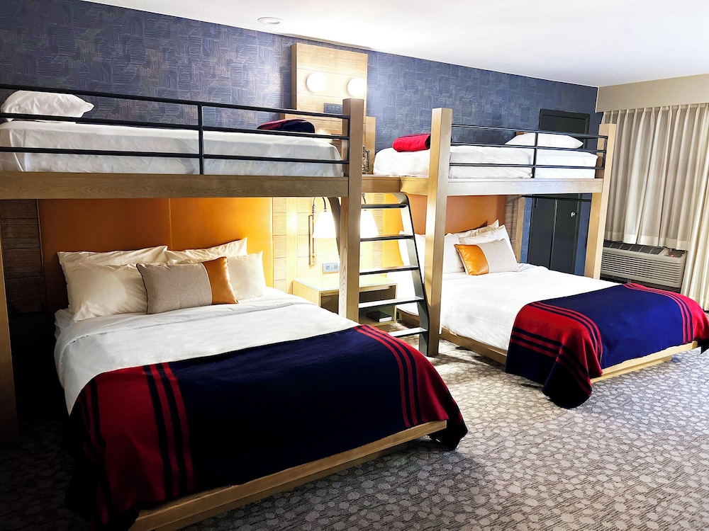 Room (2 Twin Bunks over 2 Queen Beds) - Photo 12