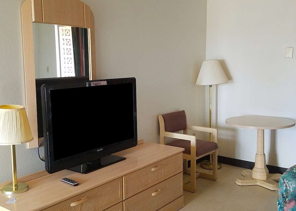 Family Room, 2 Queen Beds, Non Smoking (One Twin Bed) photo 1