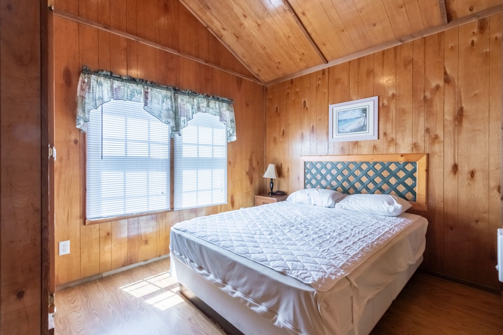 Deluxe Cabin, 2 Bedrooms, Kitchen (Lodge Sleeps 8, No Pets) photo 1