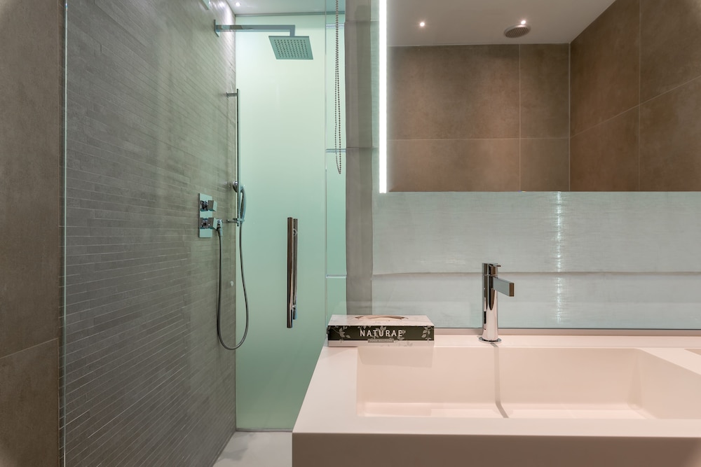 Round Suite with Hot Tub - Photo 24