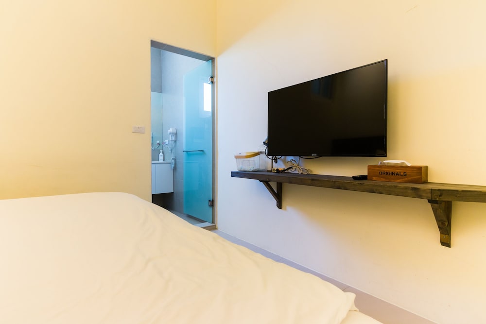 Economy Double or Twin Room, No Windows photo 3