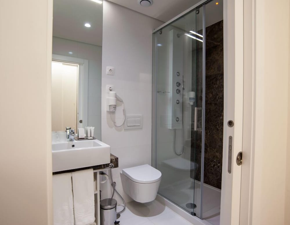 Twin Room (interior) thumbnail 5