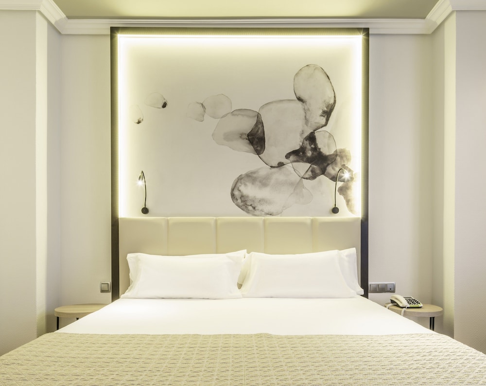 Junior Suite, 1 Queen Bed with Sofa bed - Photo 2