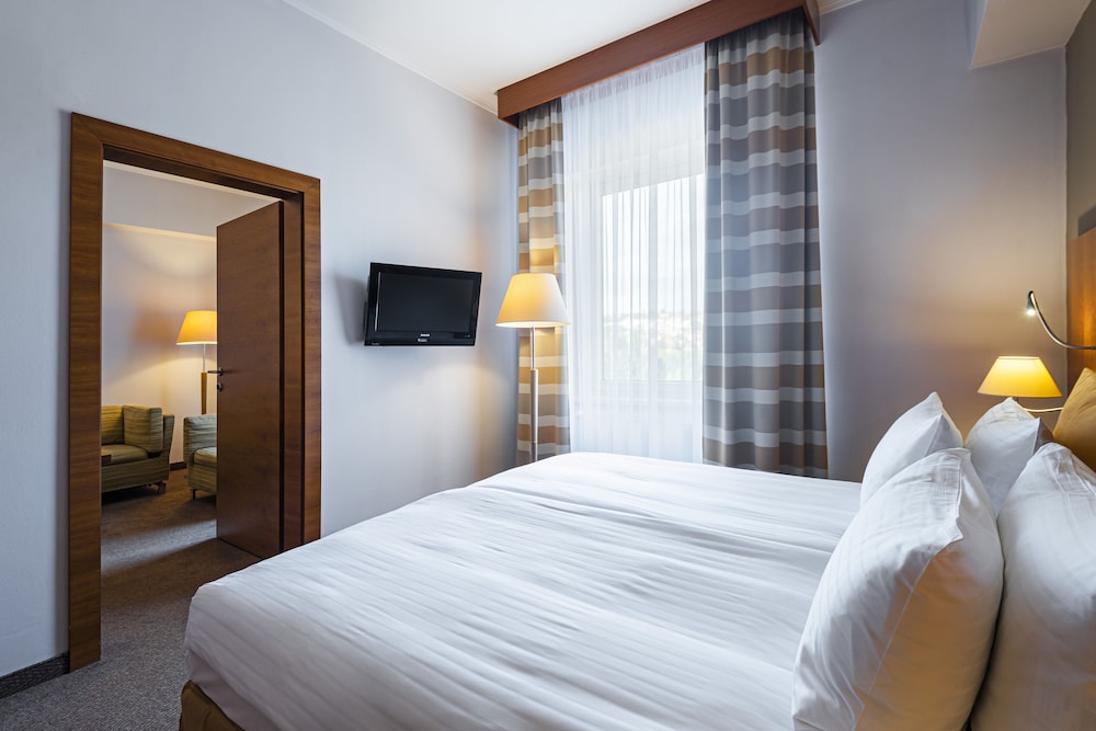 Suite, Tower - Photo 1