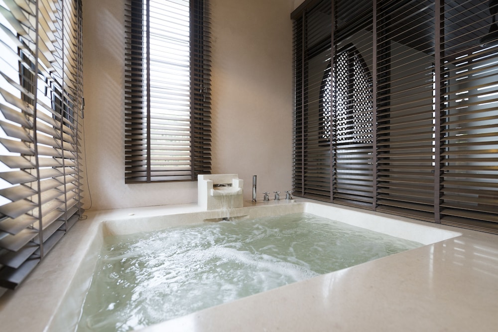One Bedroom Deluxe Suite with Free Minibar - Photo 9