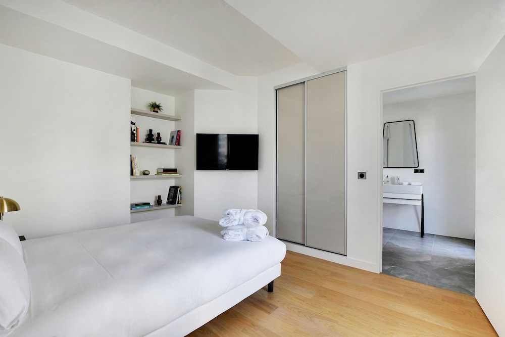 Apartment (Apartment with Shower) thumbnail 5